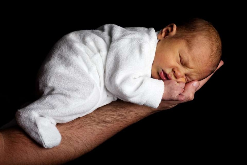 新生儿老是哼哼的使劲的原因都有哪些呢新生儿睡觉的姿势是什么呢